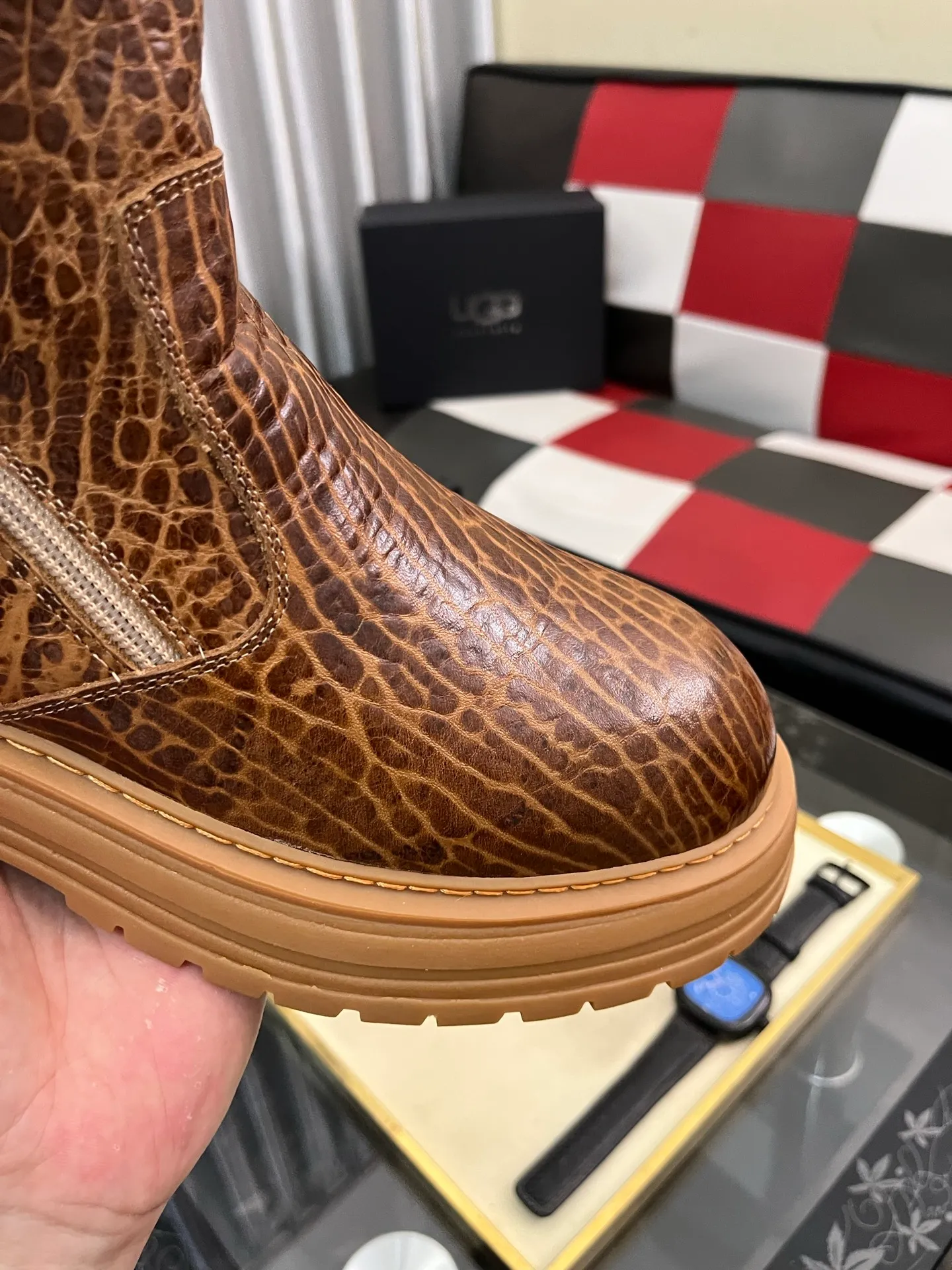 Ex-factory price: 680⌚️⌚️Thick wool imported from Australia Brand: UGG genuine purchasing agent Size: 39-44 (45 customized) Grade: Official website 1:1 Material: First layer of genuine leather waterproof and antifreeze upper Real wool lining Original non-slip and wear-resistant outsole Style category: Men's casual shoes Trendy style Comfortable on the feet Color: Official website color synchronization